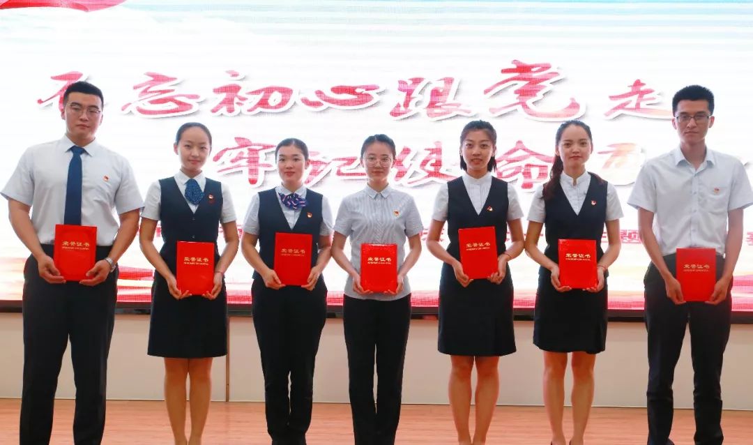 演讲格式图演讲稿员工个人演讲万能稿不忘初心 牢记使命丨优秀员工稿件精选（二）Z6