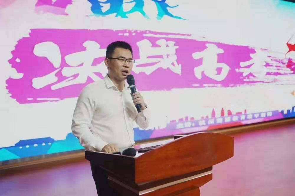 演讲稿高中励志演讲稿青春激扬为梦而战—凌宇老师江苏省海门市证大中学高考励志演讲Z
