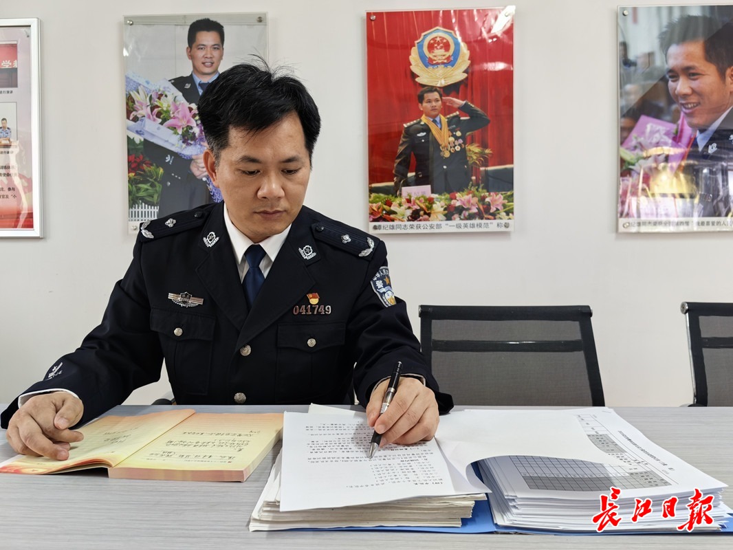 Z6尊龙特警谭纪雄：脑部受伤练就左手书写训练教案｜德耀江城
