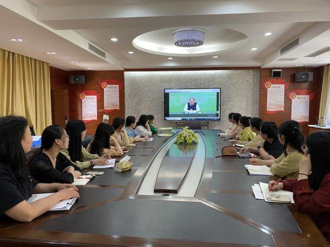 Z6尊龙，立贤小学数学组新课标（2022年版）学习活动